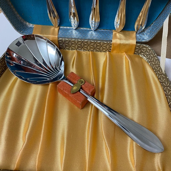 VINTAGE SHEFFIELD BOX OF 6 STAINLESS CHROME SHELL FRUIT SPOONS AND SERVING - Picture 3 of 7